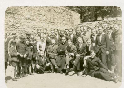 Rok szkolny 1928/1929. Adolf Hyła z klasą VI. Sosnowiec 6.04.1929 r.